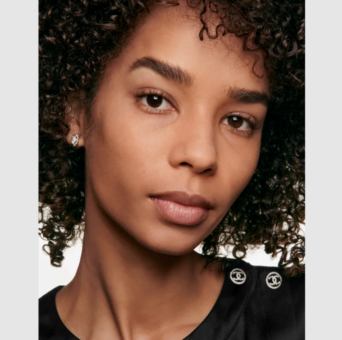 VITALUMIÈRE AQUA - Ultra-Light Skin Perfecting Sunscreen Makeup SPF 15/  70 Beige - Chanel.