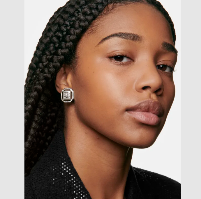 VITALUMIÈRE AQUA - Ultra-Light Skin Perfecting Sunscreen Makeup SPF 15/  91 Caramel - Chanel.
