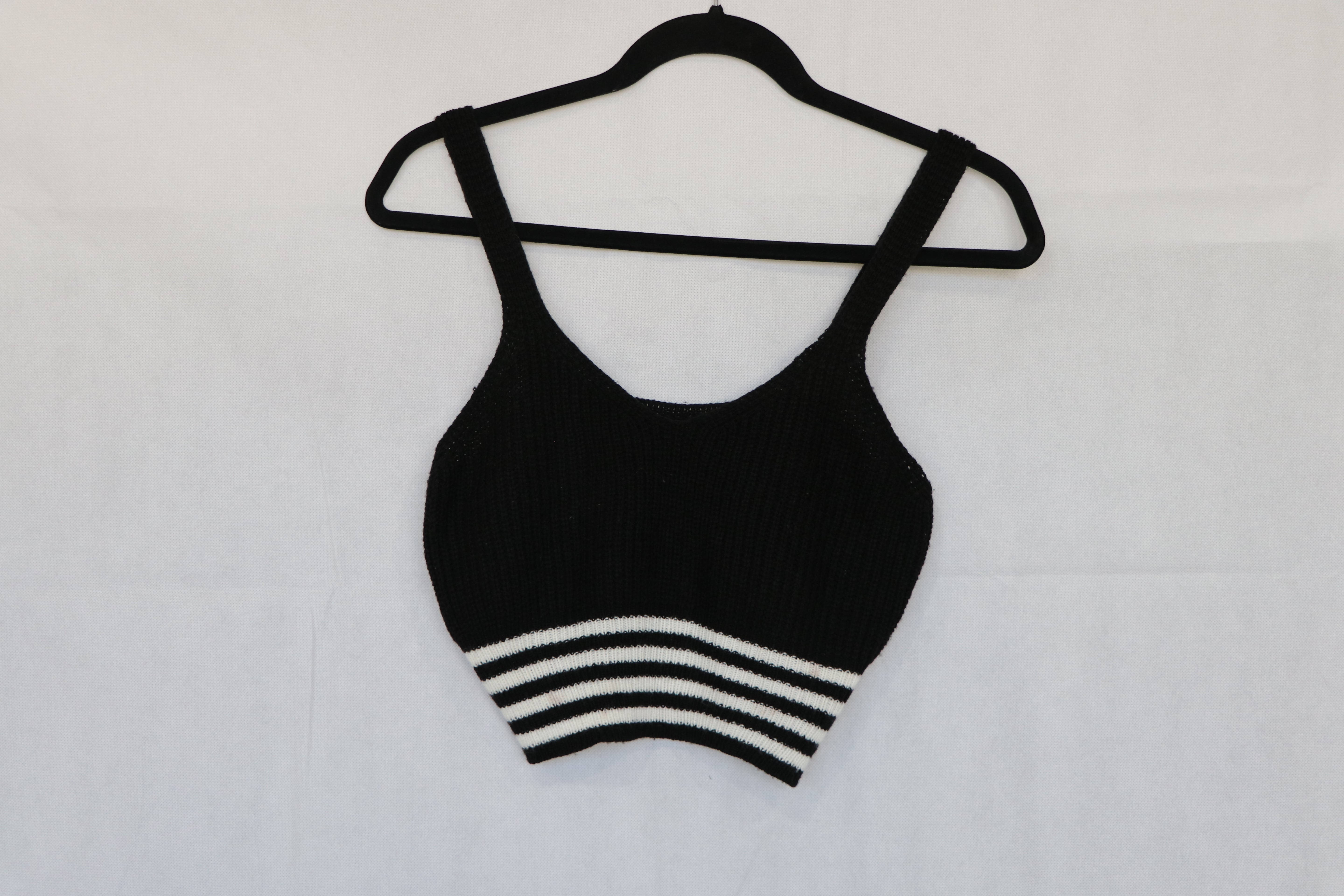Crop Top negro tejido franjas blancas  Talla M