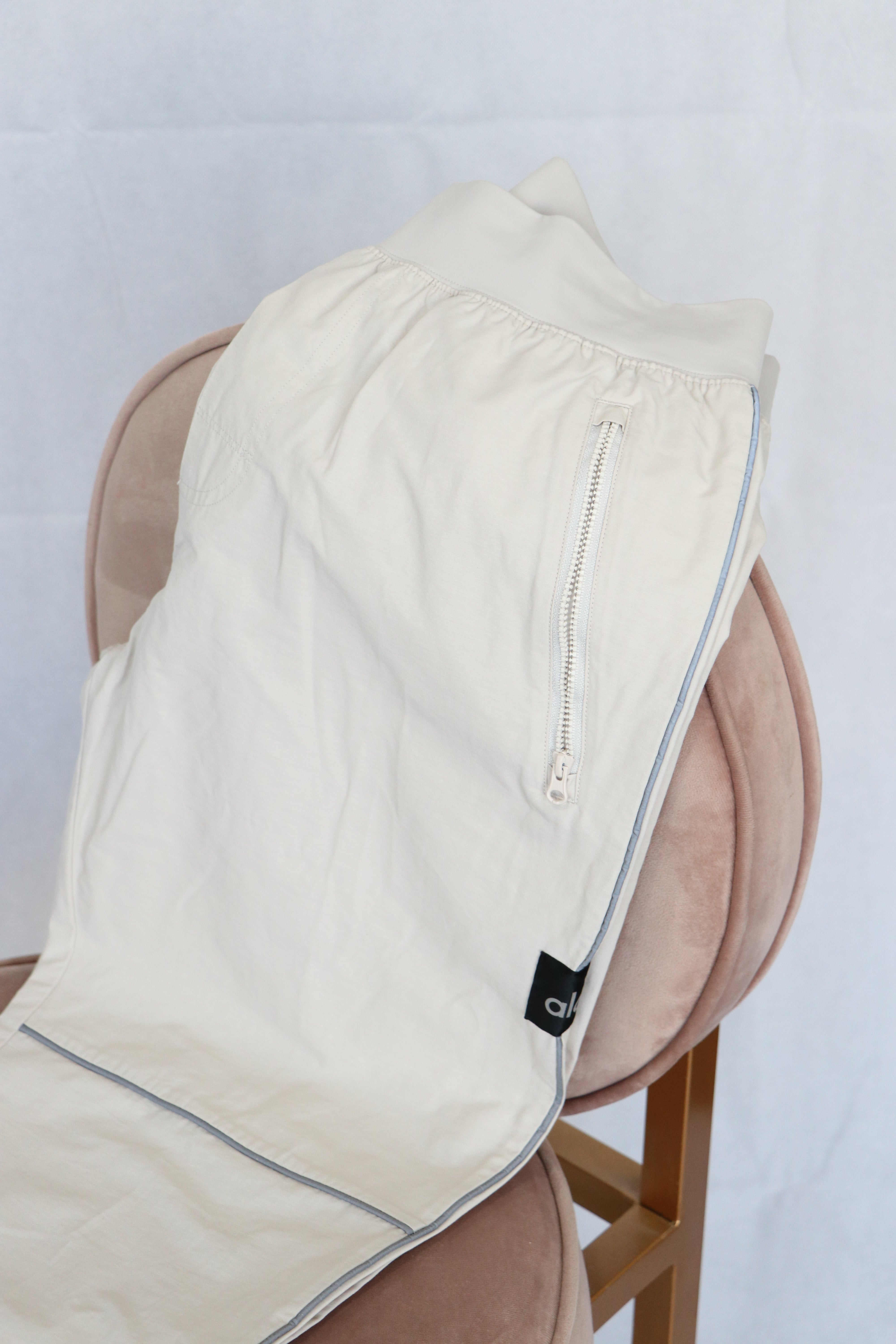 Cargo Beige Negro Talla M - ALO YOGA.