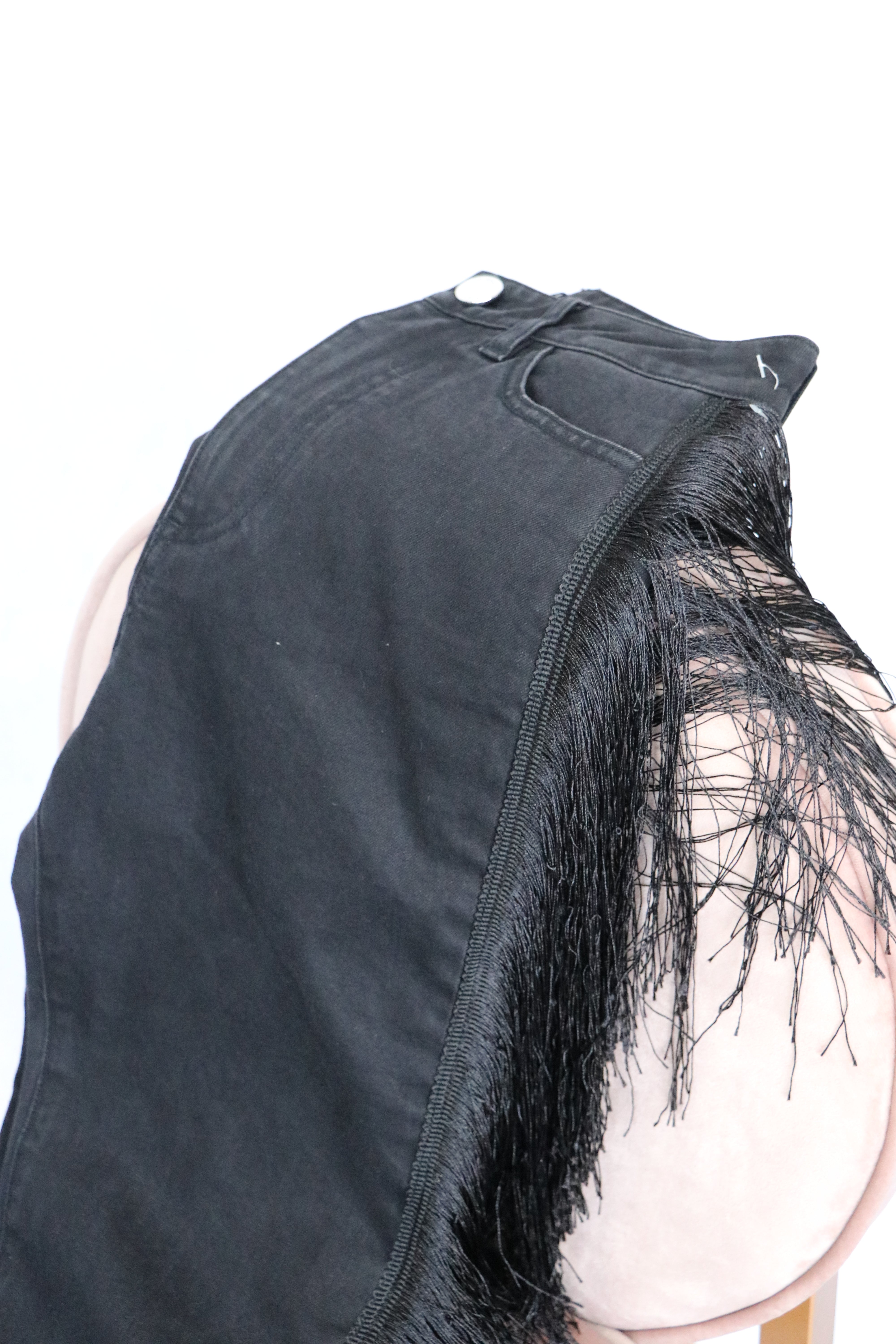 Jeans Negro con flecos Talla 24 - Uterque.