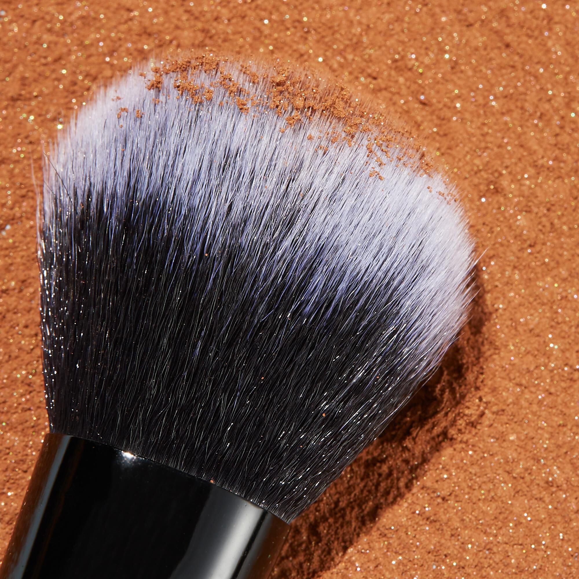 FLAWLESS FACE BRUSH - E.L.F