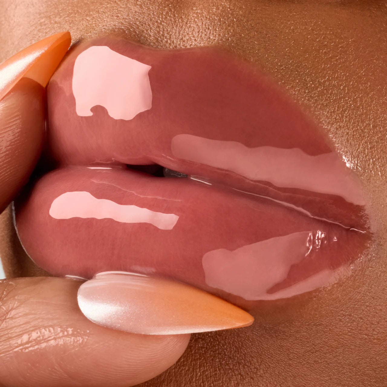 Honey Infused Hydrating Lip Oil / Bee-llini Peach -  Gisou PREVENTA.