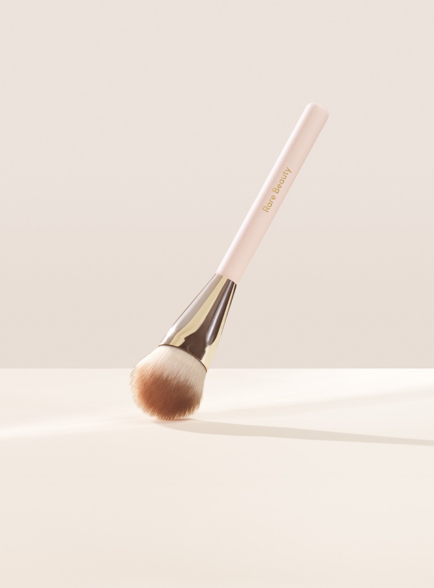 Soft Pinch Blush Brush - Rare Beauty by Selena Gomez.