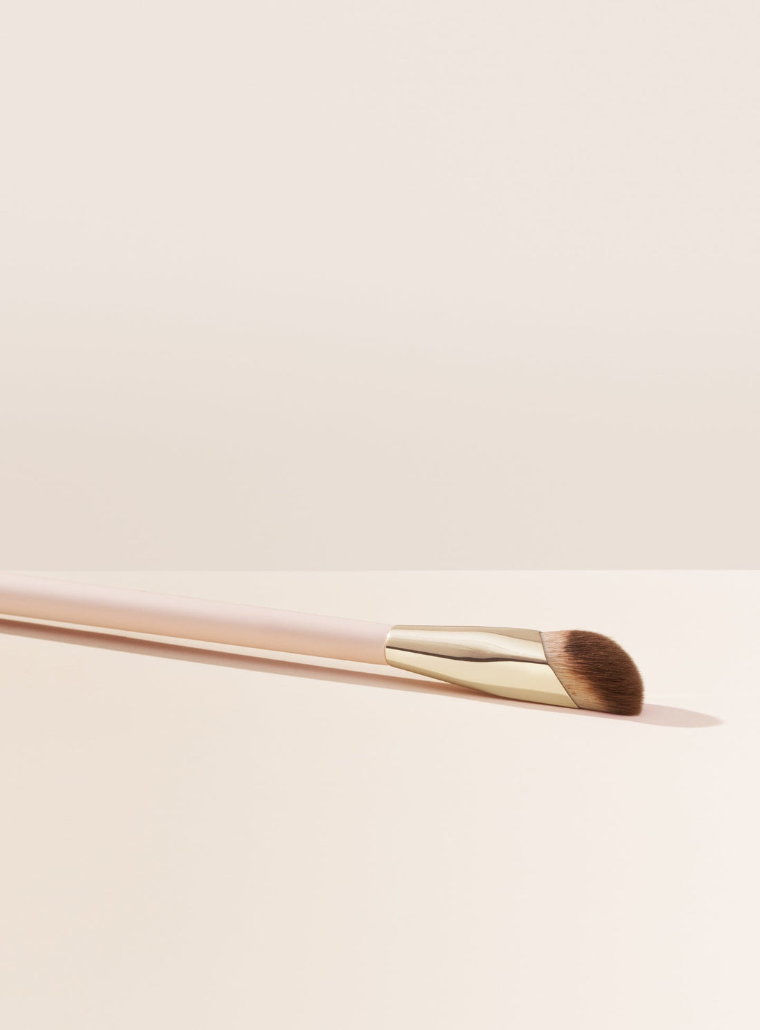 Liquid Touch Concealer Brush - Rare Beauty by Selena Gomez - PREVENTA.