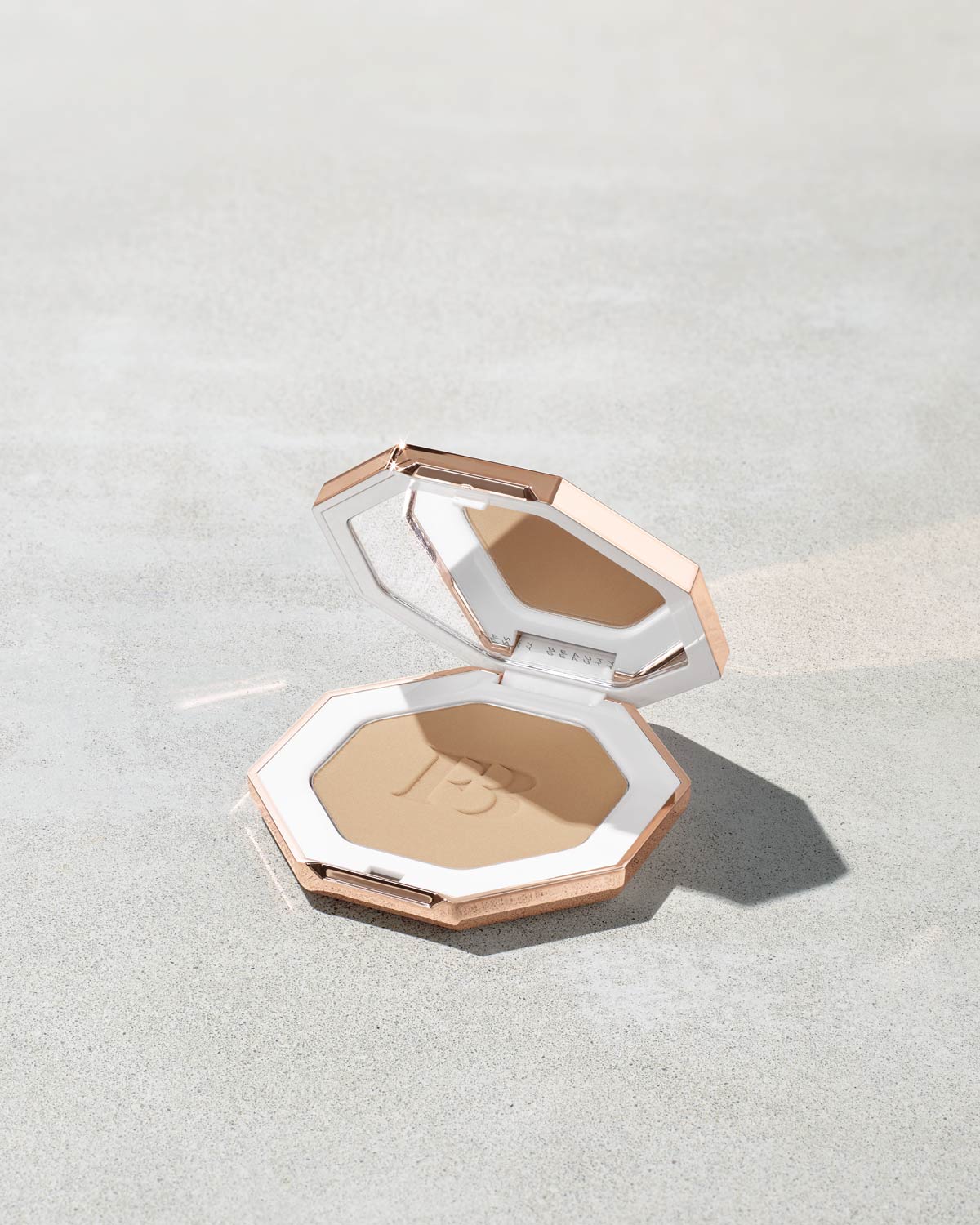 Sun Stalk'r Instant Warmth Bronzer/ Inda Sun - Fenty Beauty.