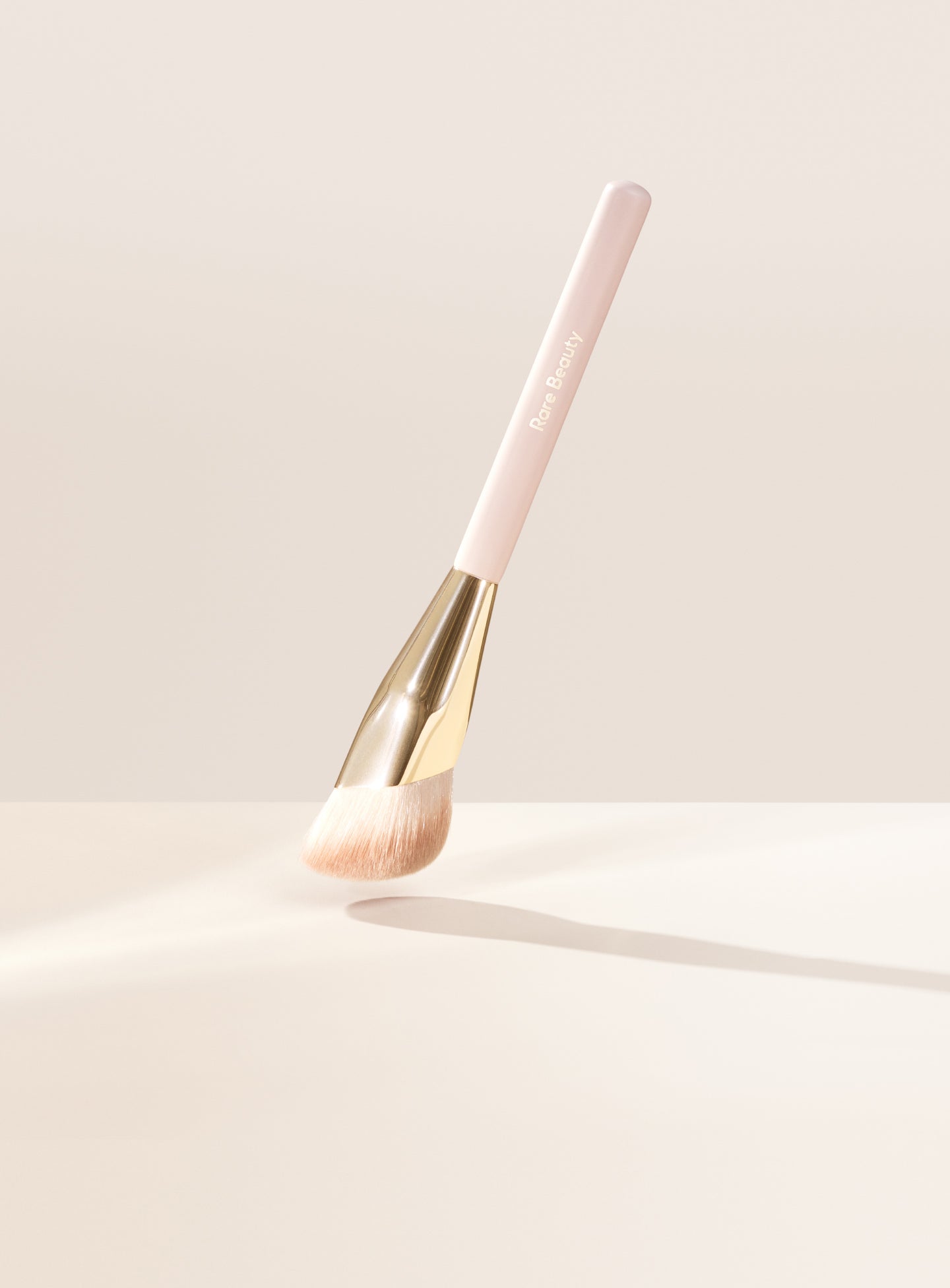 Liquid Touch Foundation Brush / Rare Beauty - PREVENTA
