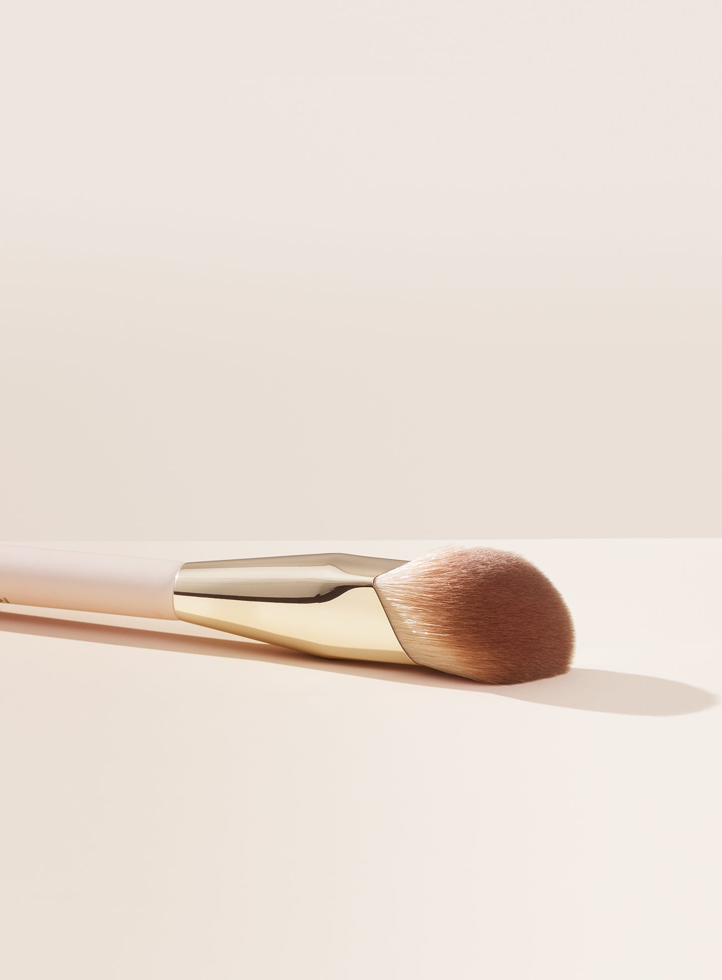 Liquid Touch Foundation Brush / Rare Beauty - PREVENTA